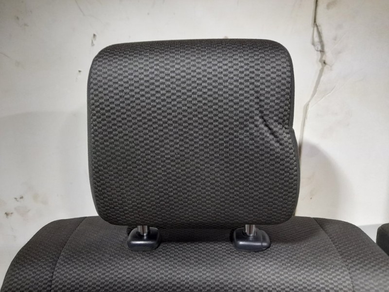 Recambio de asiento trasero izquierdo para toyota hi-ace referencia OEM IAM  RECLINABLE 3ª O 4ª FILA TOCADO