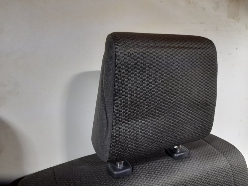 Recambio de asiento trasero izquierdo para toyota hi-ace referencia OEM IAM  RECLINABLE 3ª O 4ª FILA TOCADO
