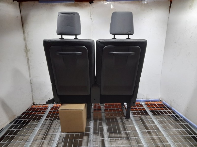 Recambio de asiento trasero izquierdo para toyota hi-ace referencia OEM IAM  RECLINABLE 3ª O 4ª FILA TOCADO