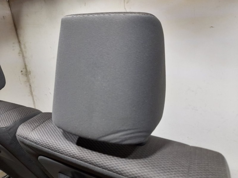 Recambio de asiento trasero izquierdo para toyota hi-ace referencia OEM IAM  RECLINABLE 3ª O 4ª FILA TOCADO