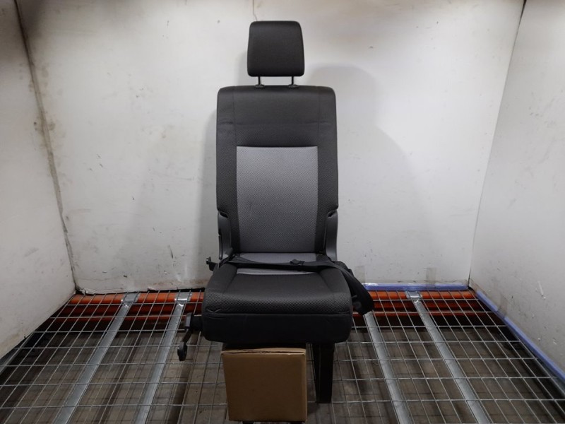 Recambio de asiento trasero derecho para toyota hi-ace referencia OEM IAM  RECLINABLE 4ª FILA TOCADO