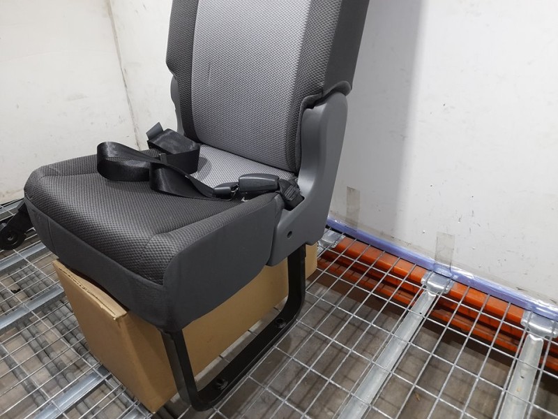 Recambio de asiento trasero derecho para toyota hi-ace referencia OEM IAM  RECLINABLE 4ª FILA TOCADO
