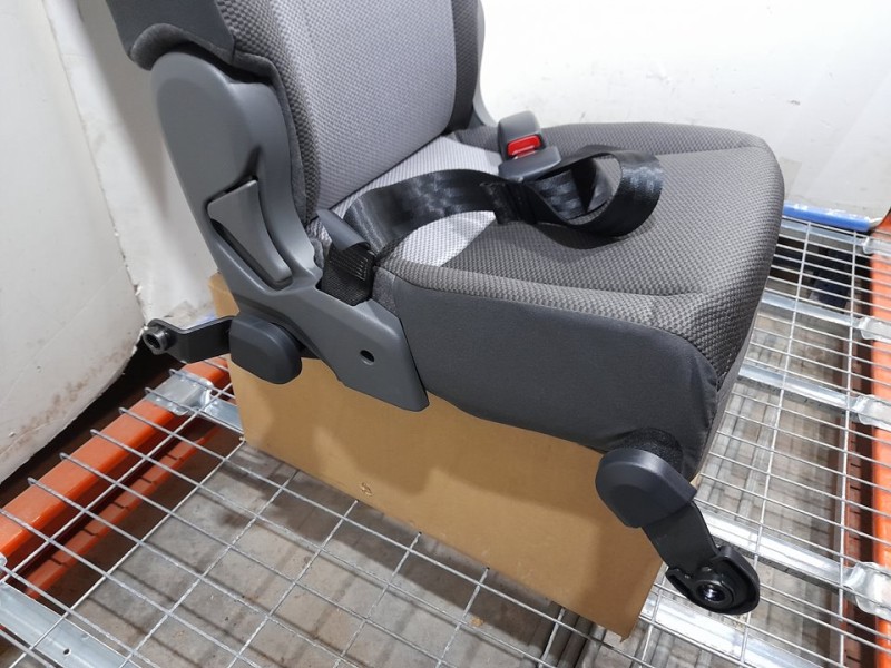 Recambio de asiento trasero derecho para toyota hi-ace referencia OEM IAM  RECLINABLE 4ª FILA TOCADO