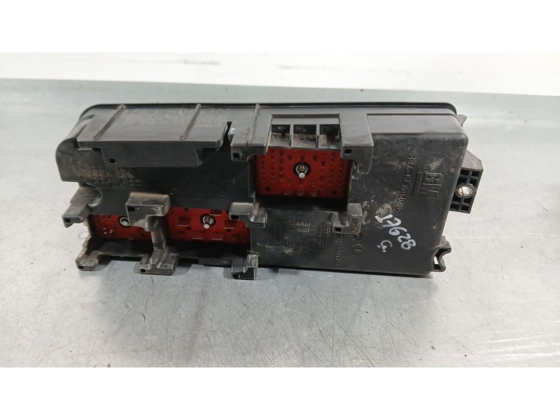 Recambio de caja reles / fusibles para opel vectra c gts (z02) 1.9 cdti (f68) referencia OEM IAM 93190853  