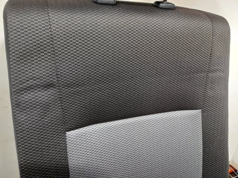 Recambio de asiento trasero derecho para toyota hi-ace referencia OEM IAM  RECLINABLE 4ª FILA TOCADO
