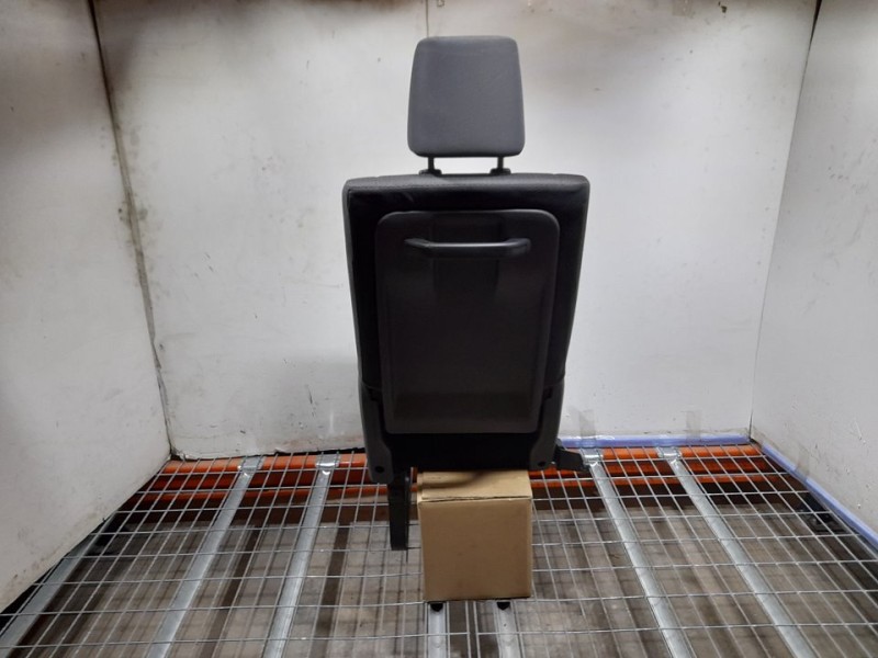 Recambio de asiento trasero derecho para toyota hi-ace referencia OEM IAM  RECLINABLE 4ª FILA TOCADO