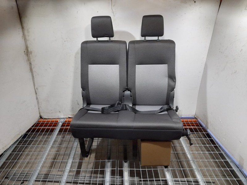 Recambio de asiento trasero izquierdo para toyota hi-ace referencia OEM IAM  RECLINABLE 3ª O 4ª FILA TOCADO