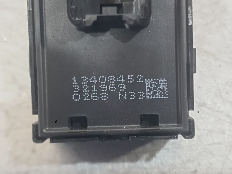 Recambio de mando elevalunas trasero izquierdo para opel astra k (b16) 1.2 turbo (68) referencia OEM IAM 13408452  