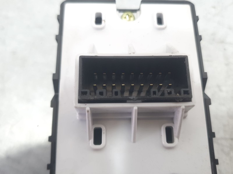 Recambio de mando elevalunas delantero izquierdo para kia stonic (yb) 1.0 t-gdi referencia OEM IAM 93571H8100  
