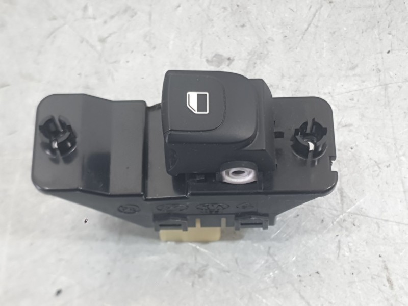 Recambio de mando elevalunas trasero derecho para kia stonic (yb) 1.0 t-gdi referencia OEM IAM 93576H8000  