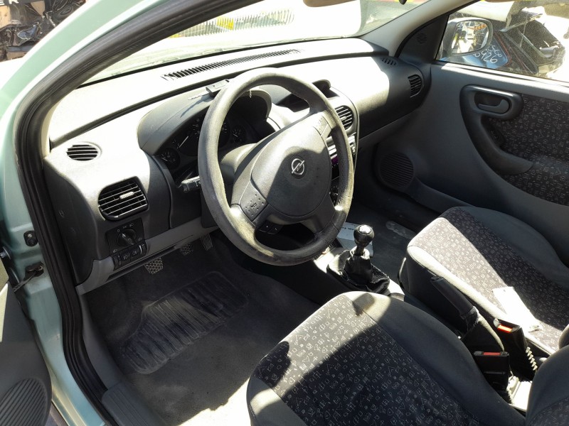 opel corsa c (x01) del año 2001