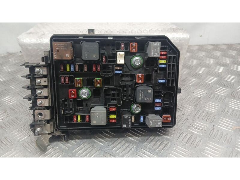 Recambio de caja reles / fusibles para opel astra k lim. 5türig selective referencia OEM IAM 69040852  812461952
