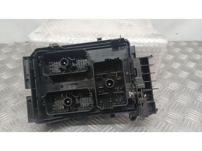 Recambio de caja reles / fusibles para opel astra k lim. 5türig selective referencia OEM IAM 69040852  812461952