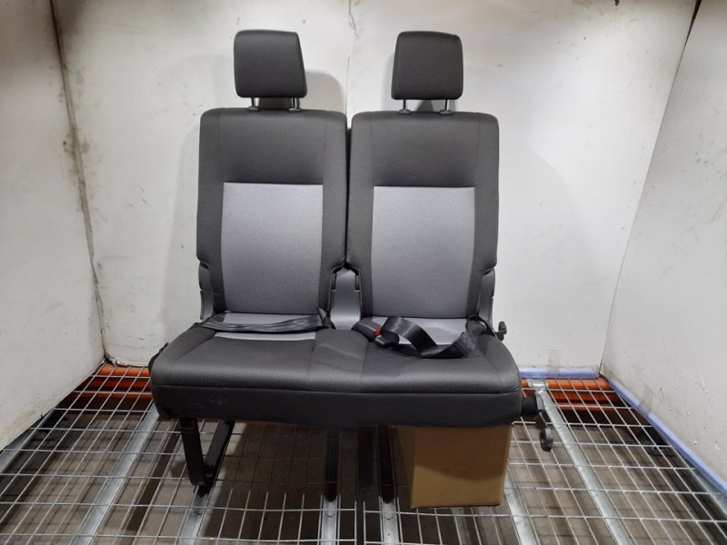 Recambio de asiento trasero izquierdo para toyota hi-ace referencia OEM IAM  RECLINABLE 3ª O 4ª FILA TOCADO