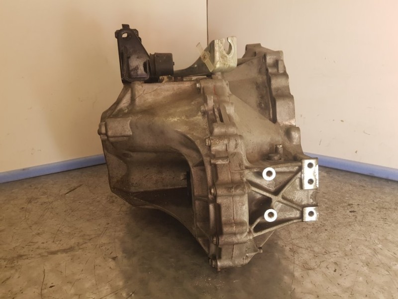 Recambio de caja cambios para toyota avensis (t27) active referencia OEM IAM 3030020A90  6VELOCIDADES