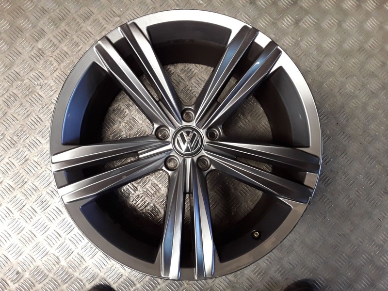 Recambio de llanta aluminio para volkswagen tiguan (ad1, ax1) 1.5 tsi referencia OEM IAM 8.5X19 5 TORN ET38 ROZADA ALUMINIO