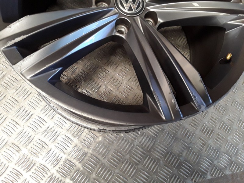 Recambio de llanta aluminio para volkswagen tiguan (ad1, ax1) 1.5 tsi referencia OEM IAM 8.5X19 5 TORN ET38 ROZADA ALUMINIO