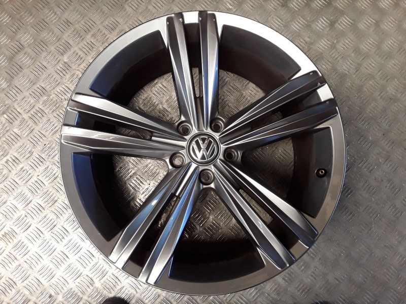 Recambio de llanta aluminio para volkswagen tiguan (ad1, ax1) 1.5 tsi referencia OEM IAM 8.5X19 5 TORN ET38 ROZADA ALUMINIO
