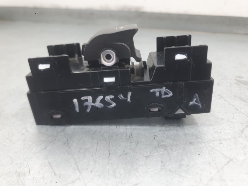 Recambio de mando elevalunas trasero derecho para hyundai i30 (pde, pd, pden) 1.0 t-gdi referencia OEM IAM 93576G3010PMP  