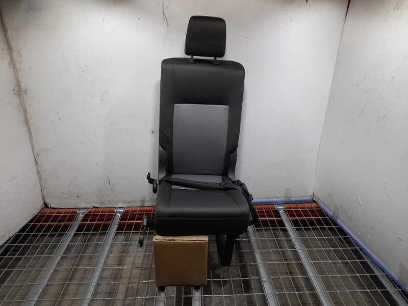 Recambio de asiento trasero derecho para toyota hi-ace referencia OEM IAM  NO RECLINABLE 4ª FILA TOCADO