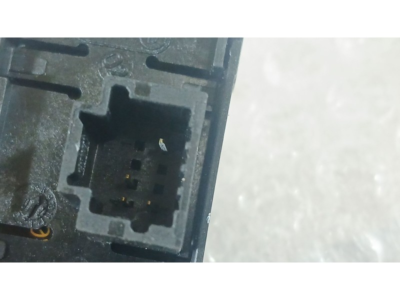 Recambio de mando elevalunas trasero derecho para renault laguna iii (bt0/1) 1.5 dci (bt00, bt0a, bt0t, bt1j) referencia OEM IAM