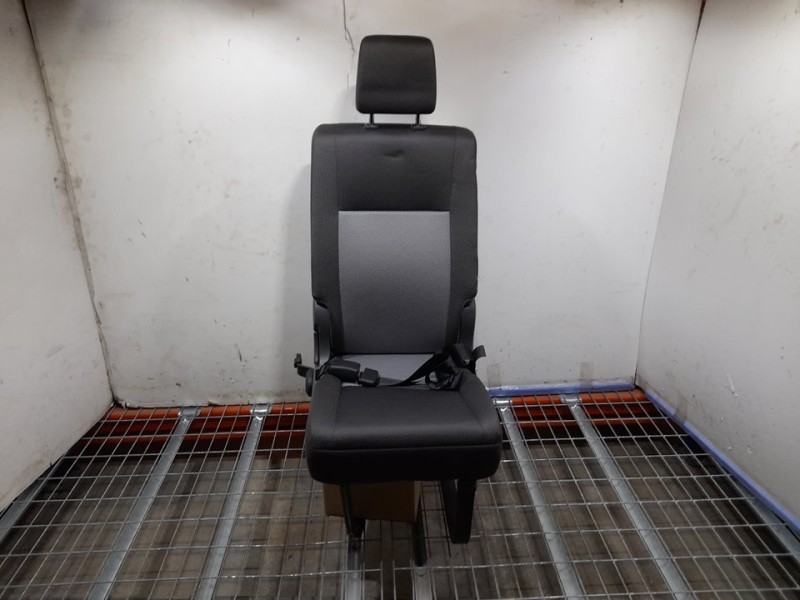 Recambio de asiento trasero derecho para toyota hi-ace referencia OEM IAM  RECLINABLE 3ª FILA TOCADO