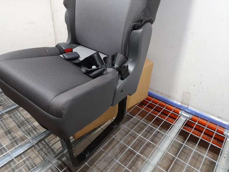 Recambio de asiento trasero derecho para toyota hi-ace referencia OEM IAM  RECLINABLE 3ª FILA TOCADO