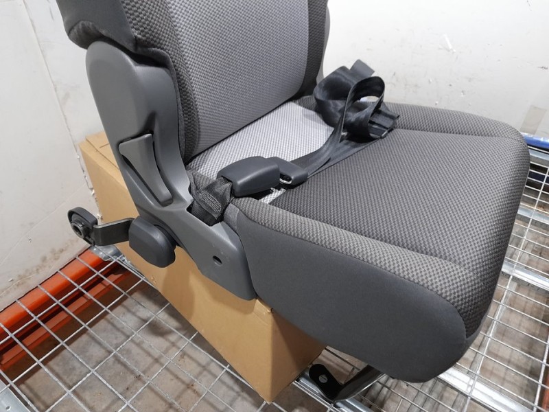 Recambio de asiento trasero derecho para toyota hi-ace referencia OEM IAM  RECLINABLE 3ª FILA TOCADO