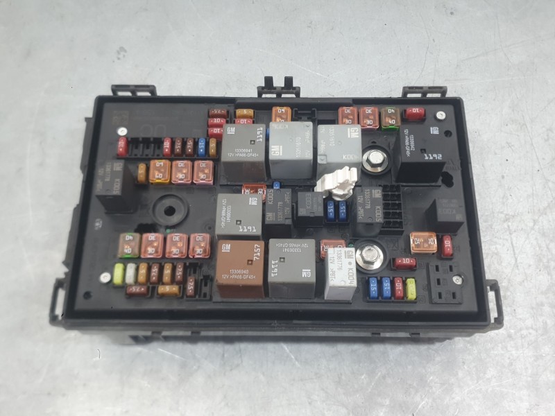 Recambio de caja reles / fusibles para opel astra j (p10) 1.6 cdti (68) referencia OEM IAM 39065975  
