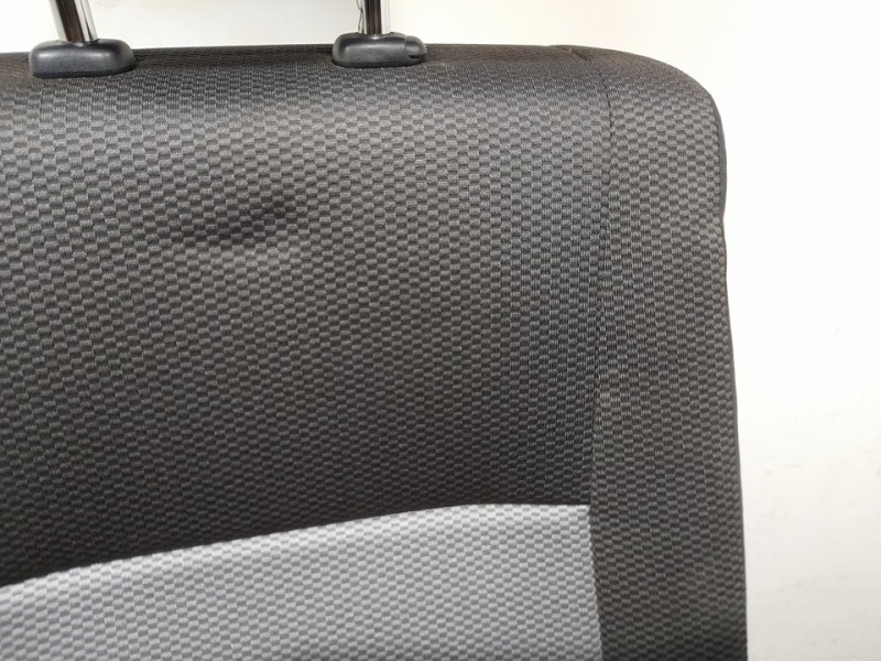 Recambio de asiento trasero derecho para toyota hi-ace referencia OEM IAM  RECLINABLE 3ª FILA TOCADO