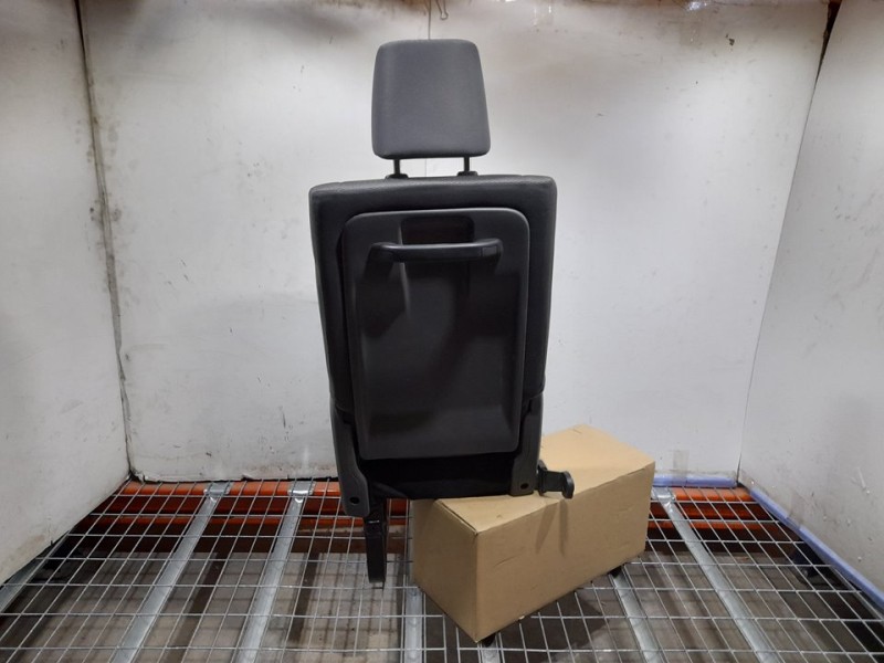 Recambio de asiento trasero derecho para toyota hi-ace referencia OEM IAM  RECLINABLE 3ª FILA TOCADO