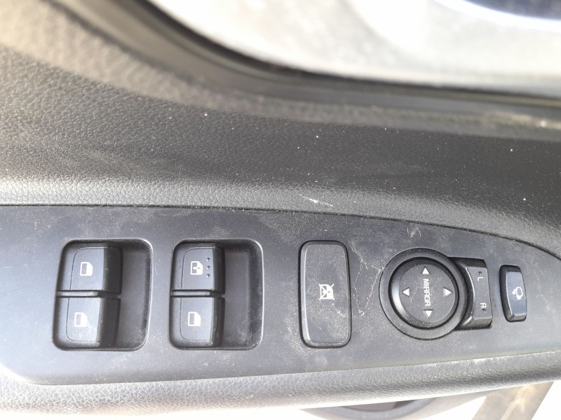 Recambio de mando elevalunas delantero izquierdo para kia stonic (yb) 1.0 t-gdi referencia OEM IAM 93571H8100  
