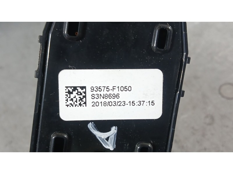 Recambio de mando elevalunas delantero derecho para kia sportage iv (ql, qle) 1.6 gdi referencia OEM IAM 93576F1000  