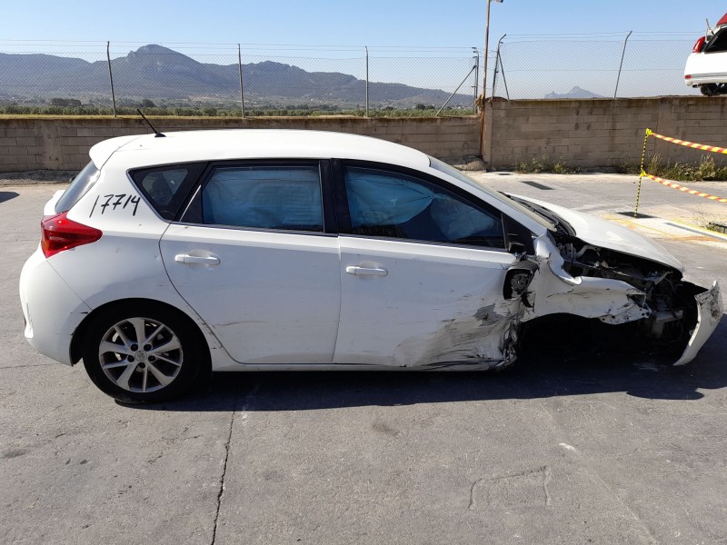 toyota auris (_e18_) del año 2014
