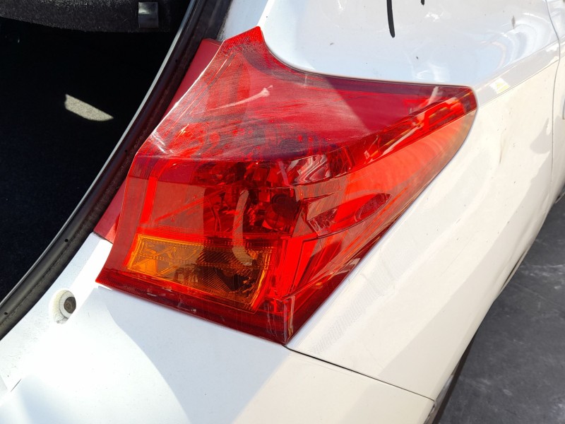 Recambio de piloto trasero derecho exterior para toyota auris (_e18_) 1.4 d-4d (nde180_) referencia OEM IAM 8155102740  