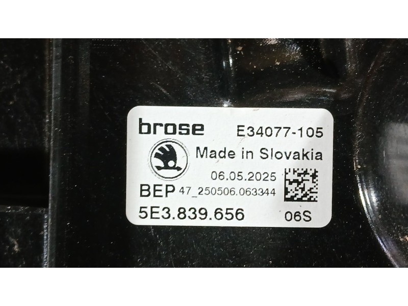 Recambio de elevalunas trasero derecho para skoda octavia iv (nx3, nn3, pv3) 1.5 tsi referencia OEM IAM 5E3839462  