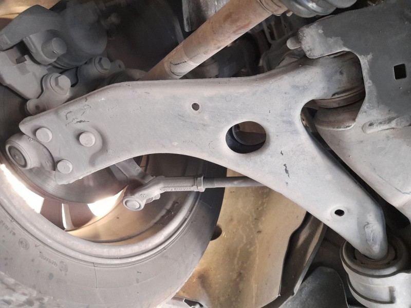 Recambio de brazo suspension inferior delantero derecho para ford focus iii 1.0 ecoboost referencia OEM IAM 1889405  