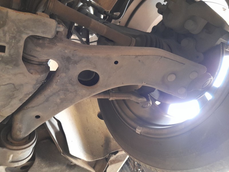 Recambio de brazo suspension inferior delantero izquierdo para ford focus iii 1.0 ecoboost referencia OEM IAM 1889406  
