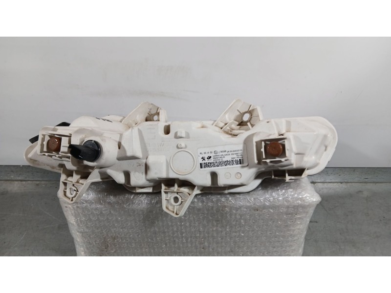 Recambio de piloto delantero izquierdo para peugeot 2008 ii (ud_, us_, uy_, uj_, ur_, uc_) 1.2 puretech 100 referencia OEM IAM  