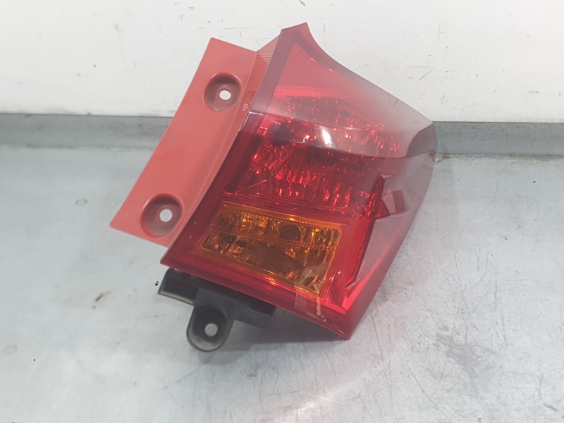 Recambio de piloto trasero derecho exterior para toyota auris (_e18_) 1.4 d-4d (nde180_) referencia OEM IAM 8155102740  