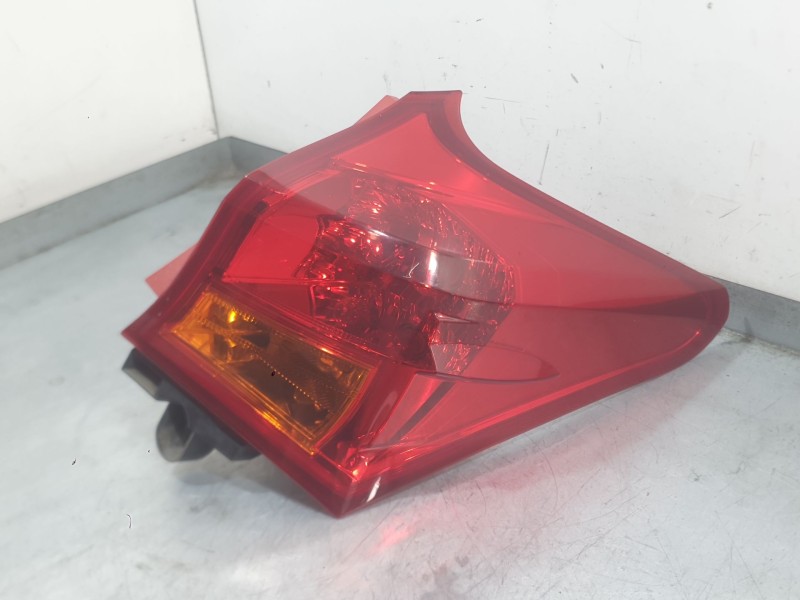 Recambio de piloto trasero derecho exterior para toyota auris (_e18_) 1.4 d-4d (nde180_) referencia OEM IAM 8155102740  
