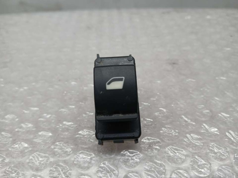 Recambio de mando elevalunas delantero derecho para peugeot 5008 gt line referencia OEM IAM 98044803ZD  