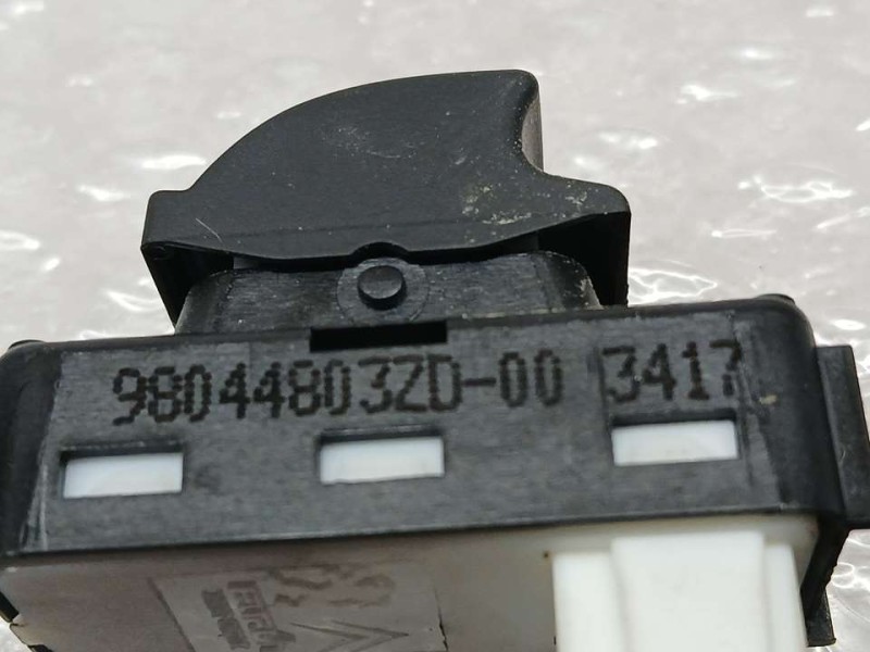 Recambio de mando elevalunas delantero derecho para peugeot 5008 gt line referencia OEM IAM 98044803ZD  