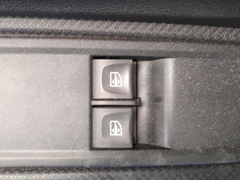 Recambio de mando elevalunas delantero izquierdo para dacia sandero iii 1.0 tce 90 referencia OEM IAM 254114238R  