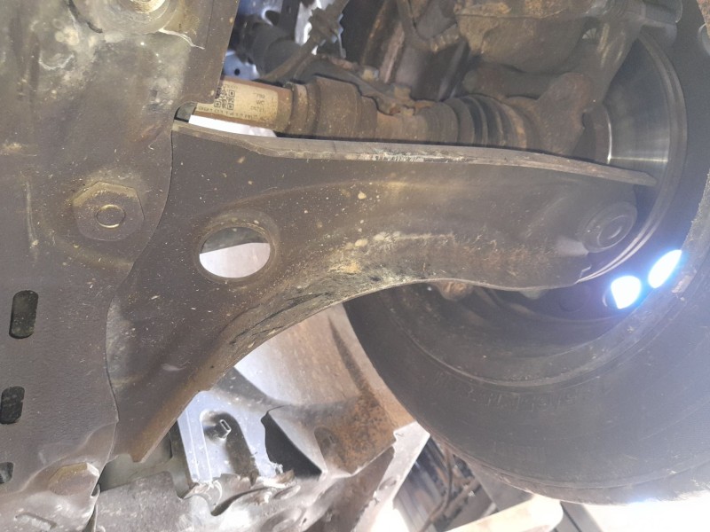 Recambio de brazo suspension inferior delantero izquierdo para dacia sandero iii 1.0 tce 90 referencia OEM IAM 545010278R  
