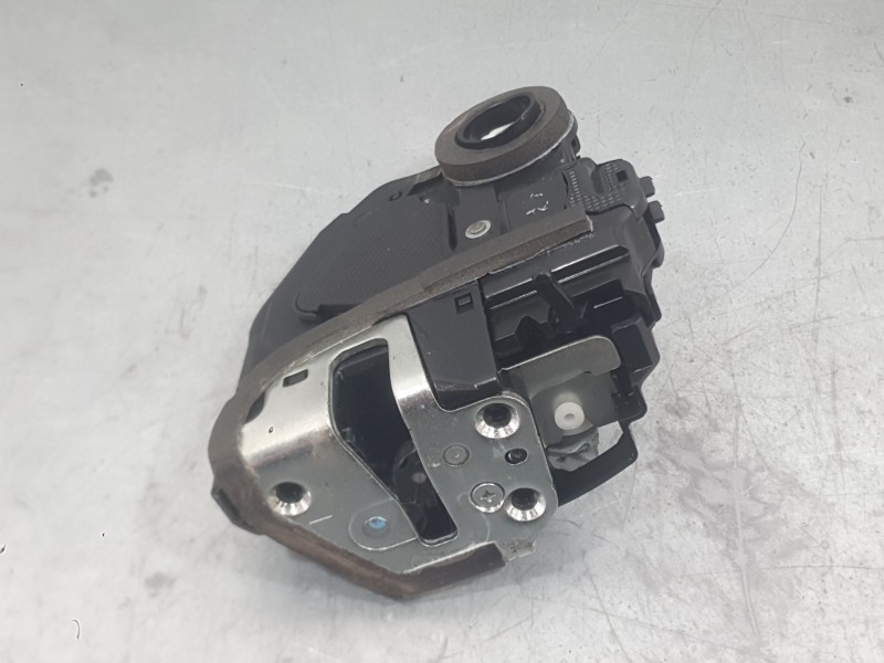 Recambio de cerradura puerta trasera izquierda para toyota auris (_e18_) 1.4 d-4d (nde180_) referencia OEM IAM 6906005050  