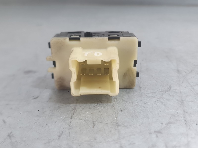 Recambio de mando elevalunas trasero derecho para dacia sandero ii (b8_) tce 90 (b8m1, b8ma) referencia OEM IAM 254217475R  
