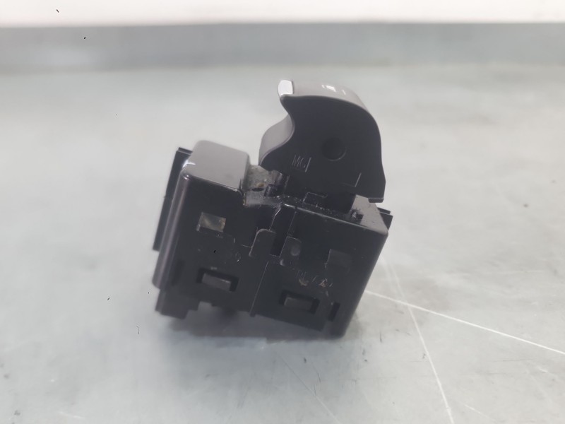 Recambio de mando elevalunas trasero izquierdo para ford ecosport 1.0 ecoboost referencia OEM IAM 2092818  