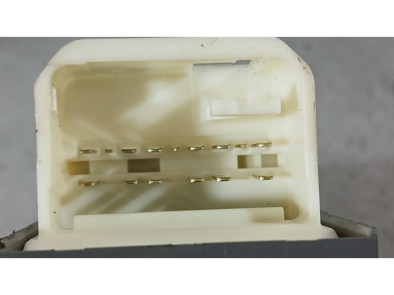 Recambio de mando elevalunas delantero izquierdo para toyota yaris (_p13_) 1.5 (nsp131_) referencia OEM IAM 8482002320  