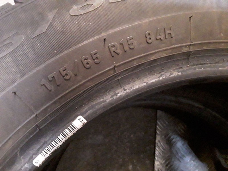 Recambio de neumatico pareja para neumaticos reutilizados - referencia OEM IAM 175651584H PIRELLI 175/65/15/84H
